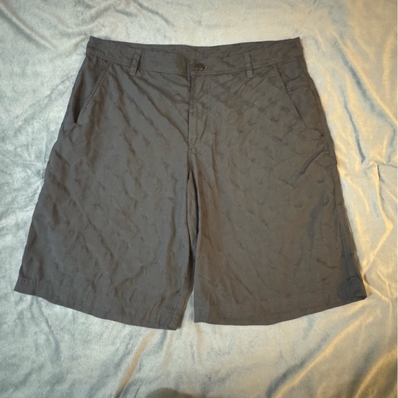 Lululemon Athletica Gray Men's Shorts

#1074 - Picture 1 of 6